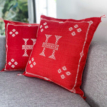 Lade das Bild in den Galerie-Viewer, Wunderschöne handgefertigte rote Kissen im Schwedenlook.