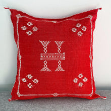 Lade das Bild in den Galerie-Viewer, Rotes Sabra-Kissen aus Marokko
