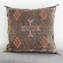 Load image into Gallery viewer, Sofakissen in Schoko-Braun mit wundervollen Stickereien aus Marrakesch