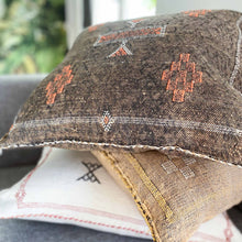 Load image into Gallery viewer, Stapel aus marokkanischen Zierkissen in Brauntönen auf einem Sofa