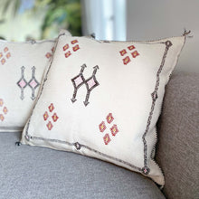 Lade das Bild in den Galerie-Viewer, Weißes Sabra Kissen mit Stickerei auf grauem Sofa dekoriert.