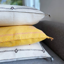Lade das Bild in den Galerie-Viewer, Stapel auf handgefertigten weißen und gelben Sabra-Kissen aus Marokko