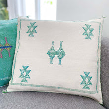 Lade das Bild in den Galerie-Viewer, Weißes handgearbeitetes Kissen aus Kaktusseide und Baumwolle