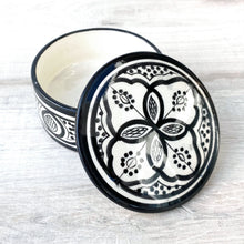 Lade das Bild in den Galerie-Viewer, Handgetöpferte Keramikdose mit Deckel aus Marokko mit schwarz-weisser Bemalung im Boho-Design