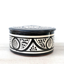 Lade das Bild in den Galerie-Viewer, Marokkanische handbemalte Dose mit Deckel in den Farben schwarz und weiss.