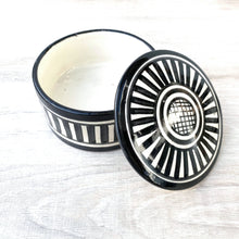 Lade das Bild in den Galerie-Viewer, Handgetöpferte Keramikdose mit Deckel aus Marokko mit schwarz-weisser Bemalung im Boho-Design