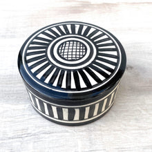 Lade das Bild in den Galerie-Viewer, Marokkanische handbemalte Dose mit Deckel in den Farben schwarz und weiss.