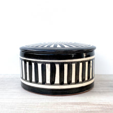 Lade das Bild in den Galerie-Viewer, Marokkanische handbemalte Dose mit Deckel in den Farben schwarz und weiss.