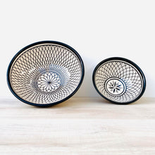 Lade das Bild in den Galerie-Viewer, Zwei handgemachte marokkanische Schalen im trendeigen Schwarz-Weiß-Look auf hellem Holz