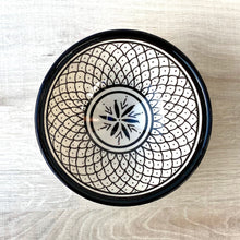 Lade das Bild in den Galerie-Viewer, Eine handbemalte schwarz-weiße Schale von oben, die auf einem Tisch steht