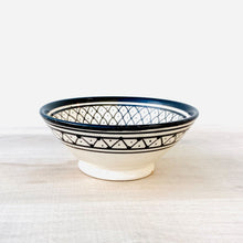 Lade das Bild in den Galerie-Viewer, Eine wchwarz-weiß bemalte Schalen im modernen skandinavischem Stil stehen auf einem Holztisch
