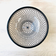 Lade das Bild in den Galerie-Viewer, Eine handbemalte schwarz-weiße Schale von oben, die auf einem Tisch steht