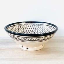 Lade das Bild in den Galerie-Viewer, Eine wchwarz-weiß bemalte Schalen im modernen skandinavischem Stil stehen auf einem Holztisch