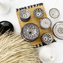 Lade das Bild in den Galerie-Viewer, Gedeckter Tisch mit schwarz-weißem  marokkanischem Geschirr im skandinavischem Boho-Style