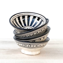Lade das Bild in den Galerie-Viewer, Ein Stapel aus schwarz-weiß bemalten kleinen Schalen steht auf einem Holztisch