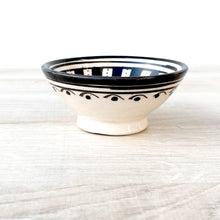 Lade das Bild in den Galerie-Viewer, Eine schwarz-weiß bemalte Schalen im modernen skandinavischem Stil stehen auf einem Holztisch