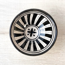 Lade das Bild in den Galerie-Viewer, Eine handbemalte schwarz-weiße Schale  mit Streifen, die auf einem Tisch steht