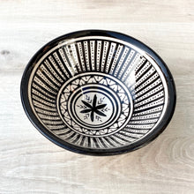 Lade das Bild in den Galerie-Viewer, Eine handbemalte schwarz-weiße Schale mit Streifen, die auf einem Tisch steht