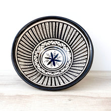 Lade das Bild in den Galerie-Viewer, Eine handbemalte schwarz-weiße Schale mit Streifen, die auf einem Tisch steht  Alternativen Text bearbeiten