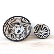 Lade das Bild in den Galerie-Viewer, Zwei schwarz-weiß bemalte Schalen im modernen skandinavischem Stil stehen auf einem Holztisch