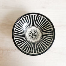 Lade das Bild in den Galerie-Viewer, Eine handbemalte schwarz-weiße Schale mit Streifen, die auf einem Tisch steht