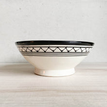 Lade das Bild in den Galerie-Viewer, Eine handbemalte schwarz-weiße Schale mit Streifen, die auf einem Tisch steht