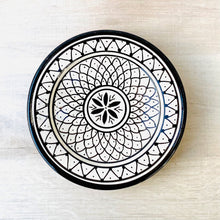 Lade das Bild in den Galerie-Viewer, Ein Teller im Boho-Style auf einem hellen Holztisch