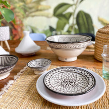 Lade das Bild in den Galerie-Viewer, Gedeckter Tisch mit  schwarz-weißem Geschirr aus der Stadt Safi in Marokko