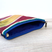 Lade das Bild in den Galerie-Viewer, Kariertes Vintage-Berber-Taeschchen aus Marokko mit blauem Zipper