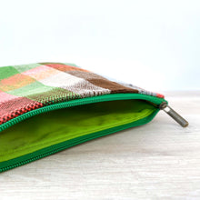 Lade das Bild in den Galerie-Viewer, Kariertes Vintage-Berber-Taeschchen aus Marokko mit grünem Zipper