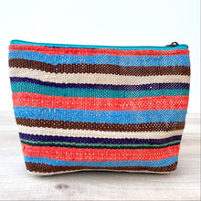Lade das Bild in den Galerie-Viewer, Gestreifte Kosmetik-Tasche aus Marokko in bunten Farben