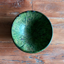 Load image into Gallery viewer, Eine marokkanische handgearbeitete grüne Keramik-Schale steht auf Vintage-Holztisc