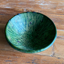 Load image into Gallery viewer, Eine marokkanische handgearbeitete grüne Keramik-Schale steht auf Vintage-Holztisc