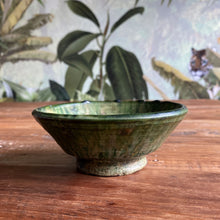 Load image into Gallery viewer, Eine marokkanische handgearbeitete grüne Keramik-Schale steht auf Vintage-Holztisc
