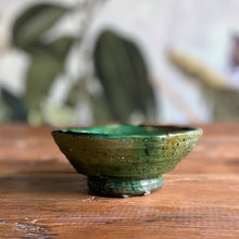 Lade das Bild in den Galerie-Viewer, Eine marokkanische handgearbeitete grüne Keramik-Schale steht auf Vintage-Holztisch