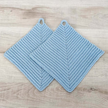 Lade das Bild in den Galerie-Viewer, Ein Paar hellblaue gehäkelte Topflappen liegen auf einer hellen Holz-Platte