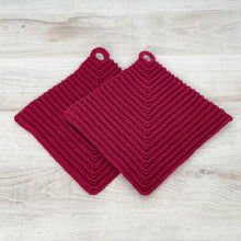 Lade das Bild in den Galerie-Viewer, Ein Paar rot gehäkelte Topflappen liegen auf einer hellen Holz-Platte