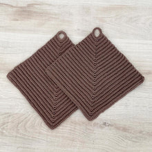 Lade das Bild in den Galerie-Viewer, Ein Paar braune gehäkelte Topflappen liegen auf einer hellen Holz-Platte