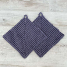 Lade das Bild in den Galerie-Viewer, Ein Paar graue gehäkelte Topflappen liegen auf einer hellen Holz-Platte
