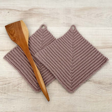 Lade das Bild in den Galerie-Viewer, Ein Paar taupefarbene gehäkelte Topflappen liegen auf einer hellen Holz-Platte