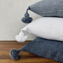 Lade das Bild in den Galerie-Viewer, Handgewebte Bommel-Kissen in Grau, Weiß und Dunkelgrau aus Marrakesch