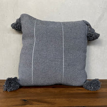 Lade das Bild in den Galerie-Viewer, Handgewebtes Pompom-Kissen in Grau mit Silber aus Marokko