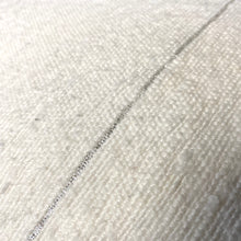 Lade das Bild in den Galerie-Viewer, Detailaufnahme eines handgewebten Kissen mit silbernen Lurex-Faden