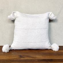 Lade das Bild in den Galerie-Viewer, Handgewebtes Pompom-Kissen in Grau mit Silber aus Marokko