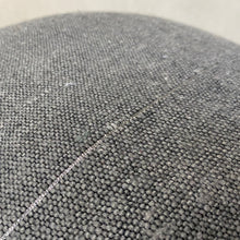 Lade das Bild in den Galerie-Viewer, Detailaufnahme eines handgewebten Kissen mit silbernen Lurex-Faden