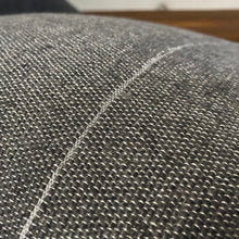 Lade das Bild in den Galerie-Viewer, Detailaufnahme eines handgewebten Kissen mit silbernen Lurex-Faden