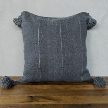 Lade das Bild in den Galerie-Viewer, Handgewebtes Pompom-Kissen in Grau mit Silber aus Marokko