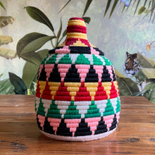 Load image into Gallery viewer, Handgefertigter Berber-Korb im Ethnologischen-Style aus nachhaltigen Palmblätter mit Baumwollgarn in bunten Farben
