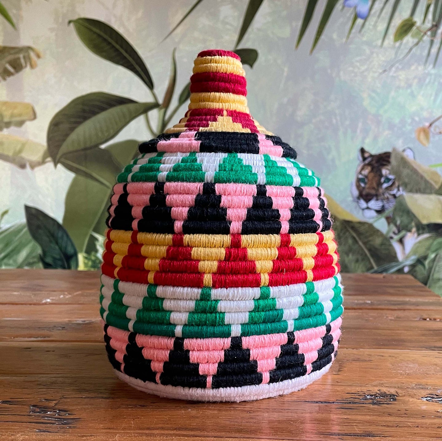 Handgefertigter Berber-Korb im Ethnologischen-Style aus nachhaltigen Palmblätter mit Baumwollgarn in bunten Farben