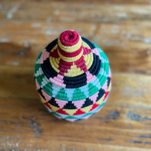 Load image into Gallery viewer, Handgefertigter Berber-Korb im Ethnologischen-Style aus nachhaltigen Palmblätter mit Baumwollgarn in bunten Farben 
